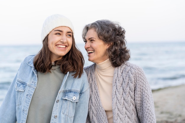 Foto gratuita madre e hija se divierten juntos en la playa