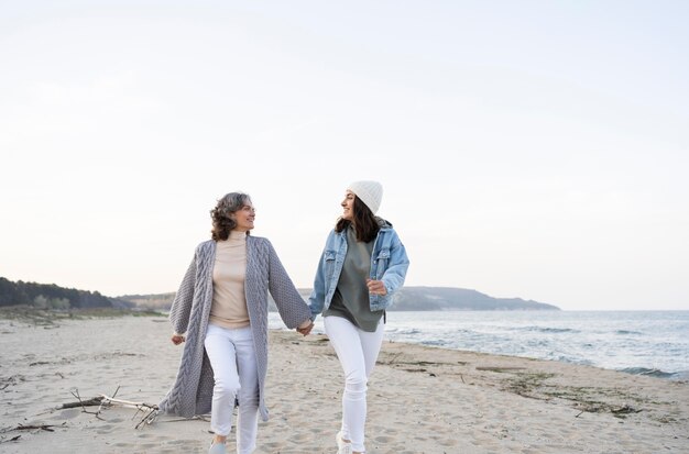 Madre e hija se divierten juntos en la playa