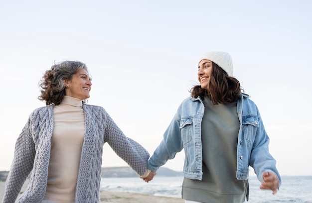 Madre e hija se divierten juntos en la playa