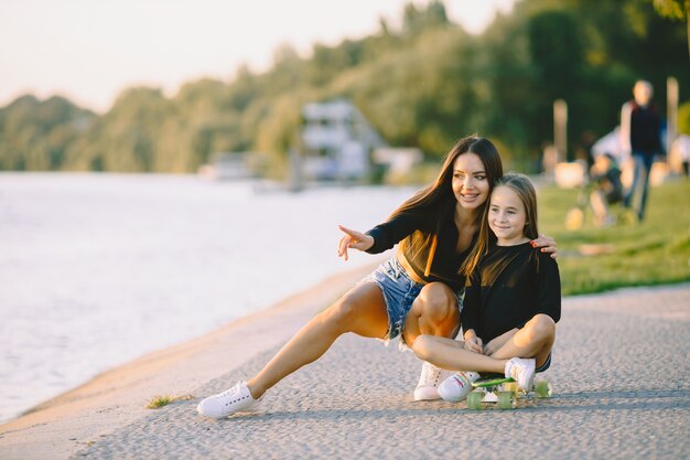 Madre e hija se divierten patinando en el parque