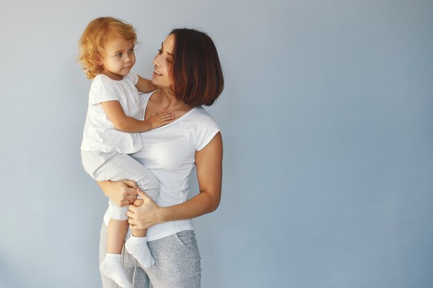 Madre e hija se divierten sobre un fondo azul