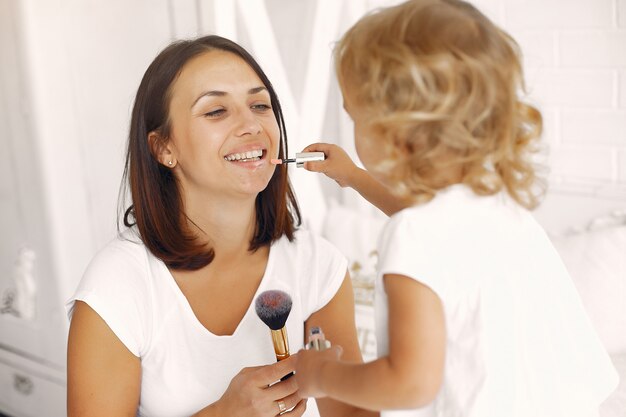 Madre e hija divirtiéndose en casa