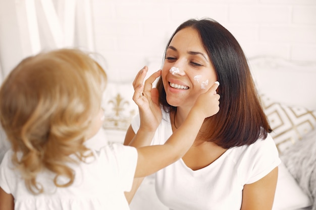 Madre e hija divirtiéndose en casa