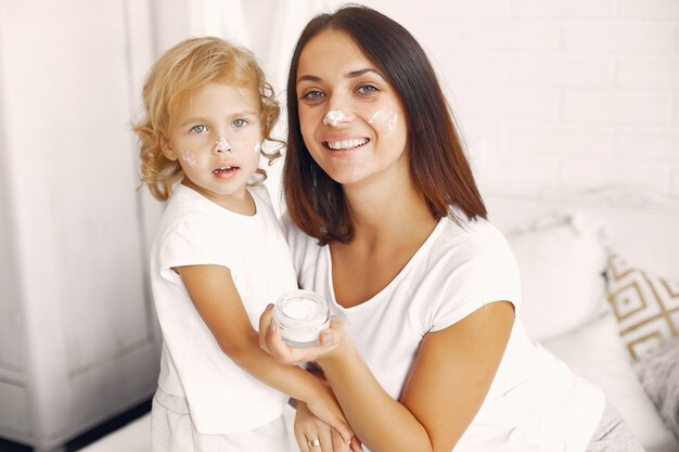 Madre e hija divirtiéndose en casa