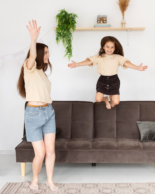 Foto gratuita madre e hija divirtiéndose juntas