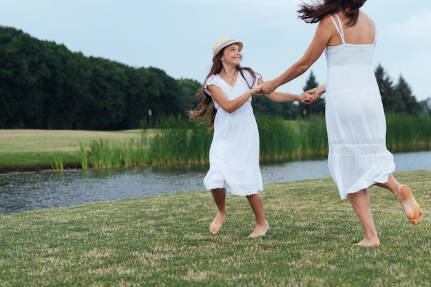 Foto gratuita madre e hija divirtiéndose en el lago