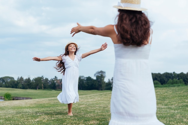 Foto gratuita madre e hija divirtiéndose en el lago