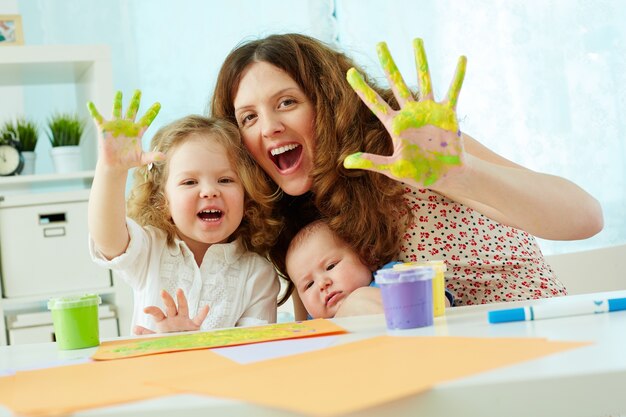 Madre e hija divirtiéndose con la pintura