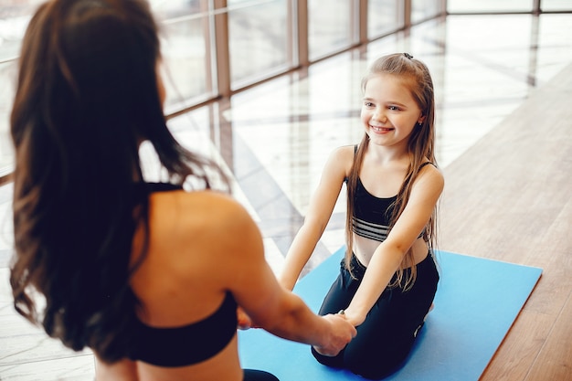 Madre e hija entrenando en un gimnasio