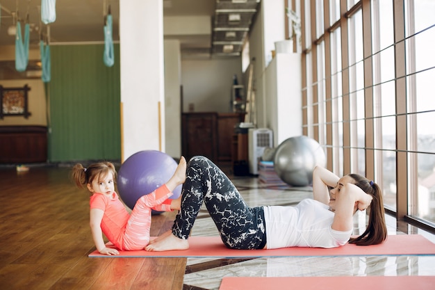 Madre e hija entrenando en un gimnasio