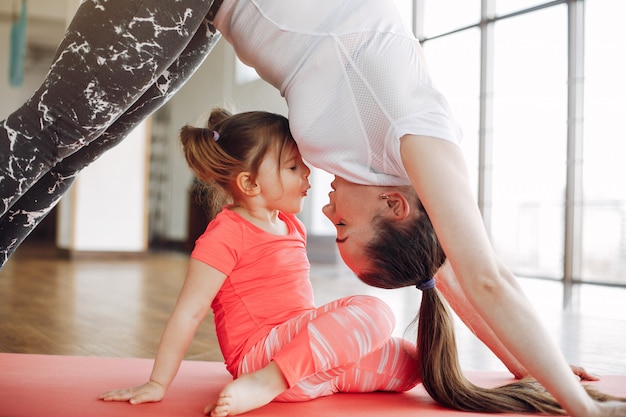 Madre e hija entrenando en un gimnasio