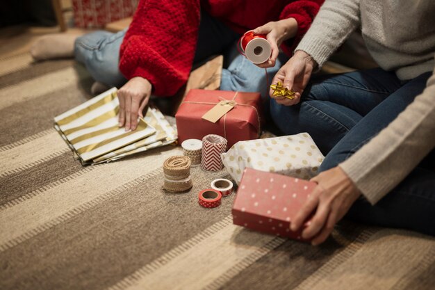 Madre e hija envolviendo regalos