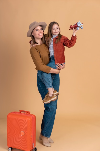 Madre e hija con equipaje listo para viajar