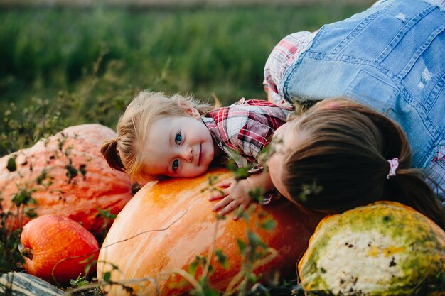 Madre e hija escuchando calabazas