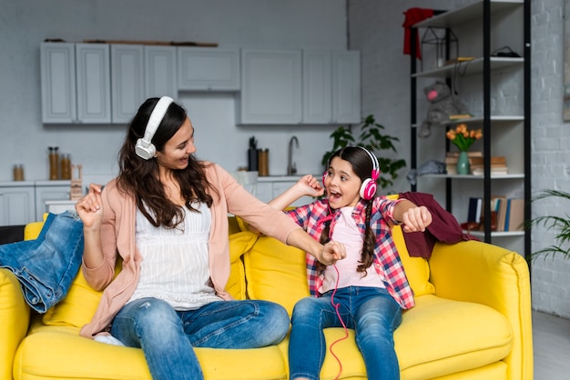 Foto gratuita madre e hija escuchando música