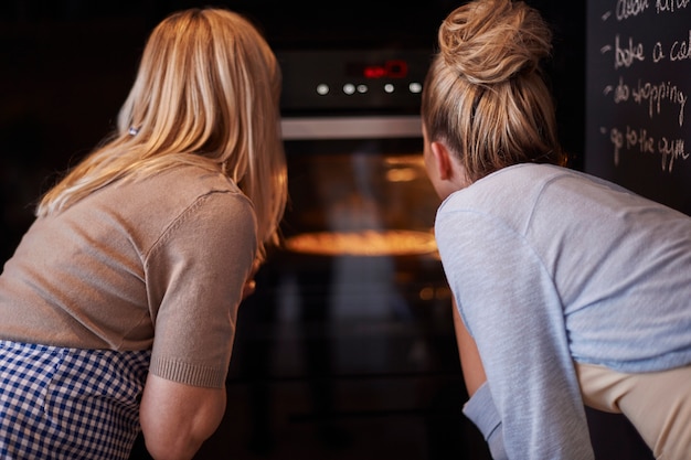 Madre e hija esperando el pastel de manzana