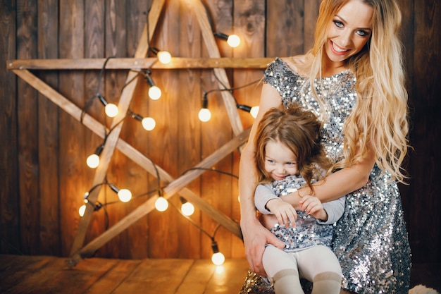 madre e hija en el espíritu navideño