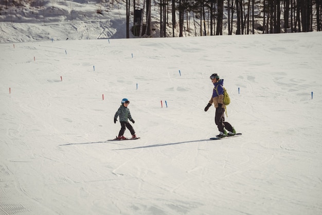 Madre e hija esquiando en los Alpes nevados