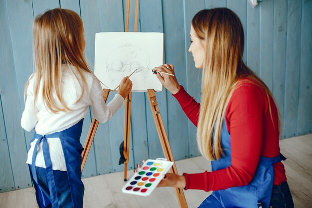 Madre e hija están dibujando