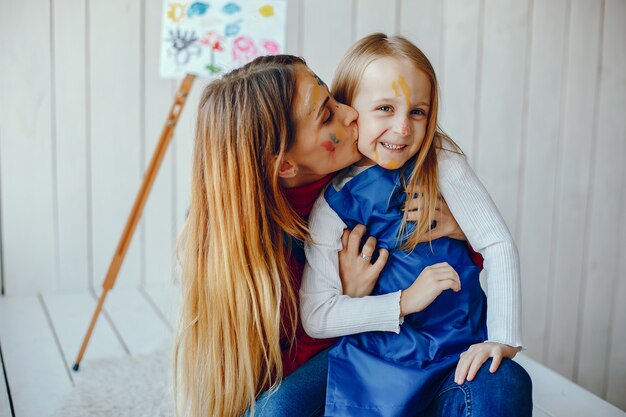 Madre e hija están dibujando