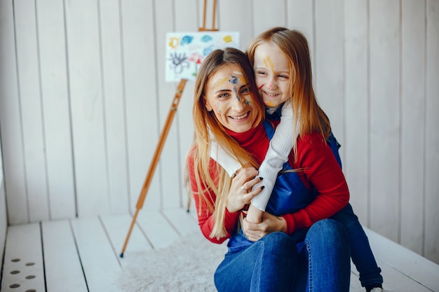 Madre e hija están dibujando