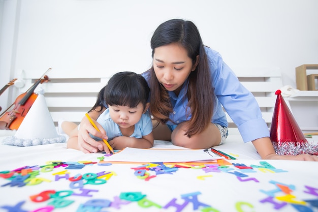 Madre e hija estudiando el alfabeto