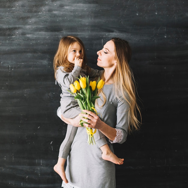 Madre e hija felices celebrando el día de la madre