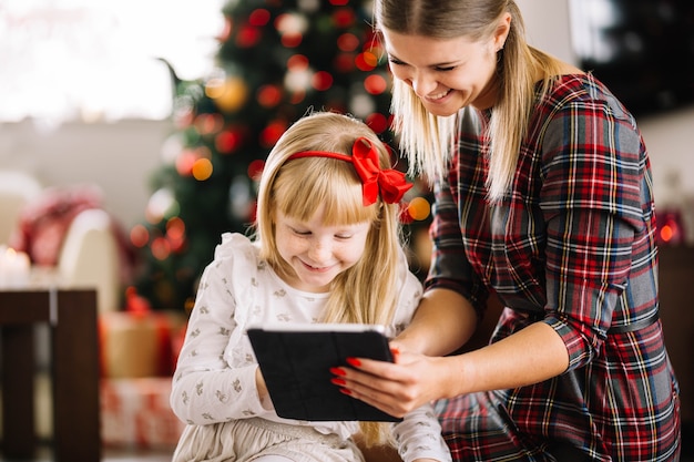 Foto gratuita madre e hija felices celebrando navidad