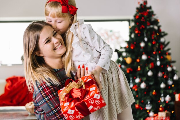 Madre e hija felices en navidad