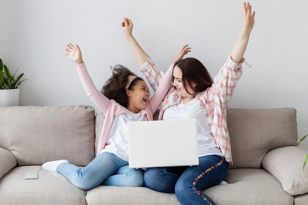 Foto gratuita madre e hija felices de trabajar desde casa