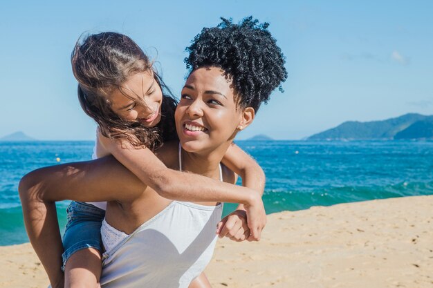 Madre e hija felices