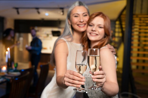 Madre e hija de fiesta en la noche de año nuevo