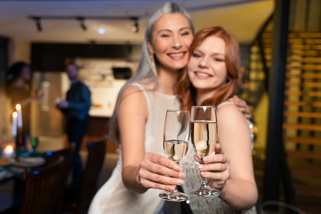 Madre e hija de fiesta en la noche de año nuevo