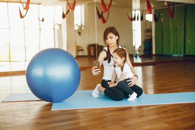 madre e hija con fitball