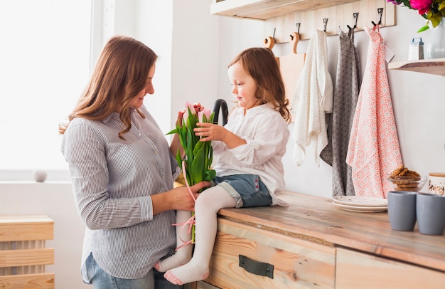 Madre e hija con flores de tulipán