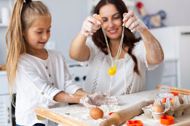 Madre e hija frenando huevos