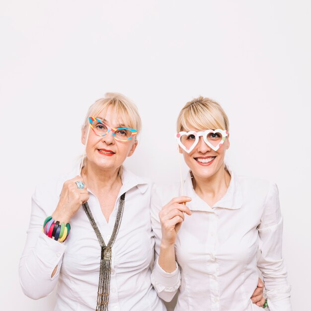 Madre e hija con gafas de fiesta