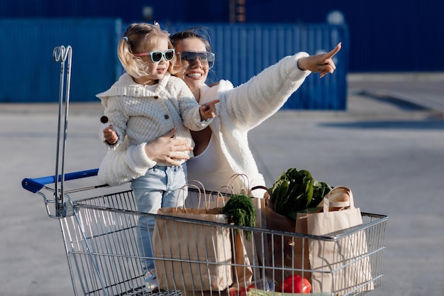 Foto gratuita madre e hija con gart de compras