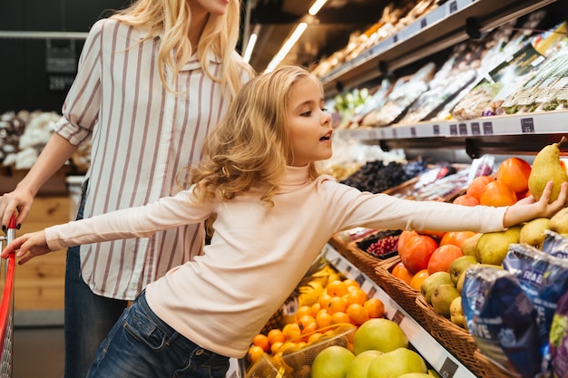 Madre e hija haciendo compras