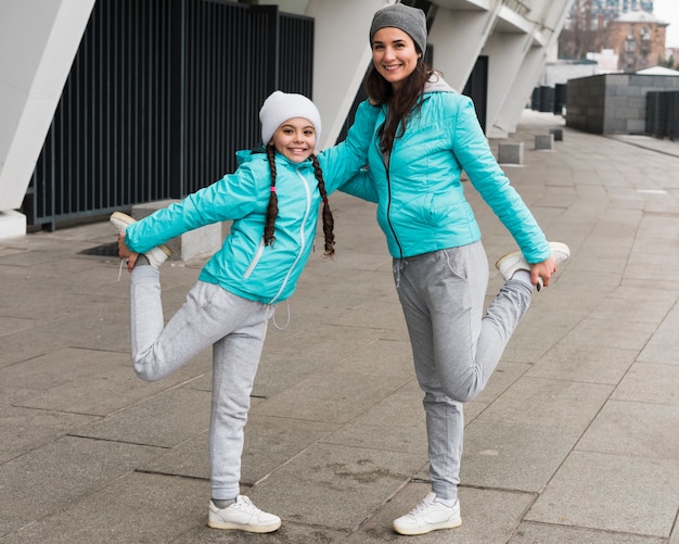 Madre e hija haciendo deporte