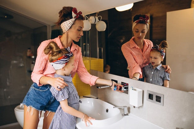 Foto gratuita madre e hija haciendo máscaras a casa