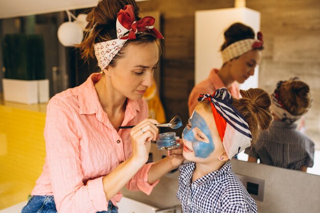 Madre e hija haciendo máscaras a casa