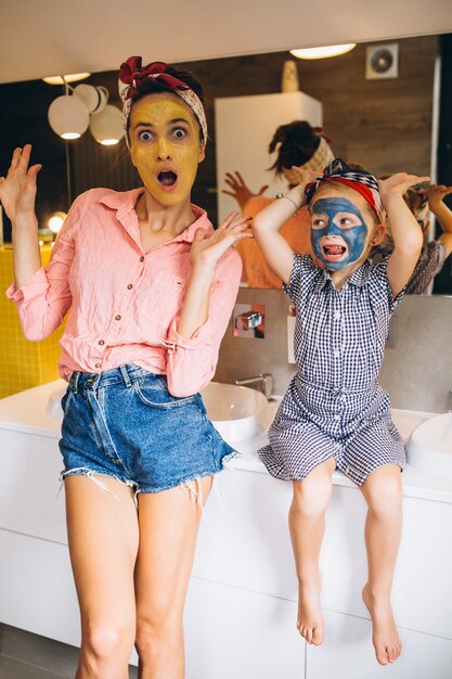 Madre e hija haciendo máscaras a casa