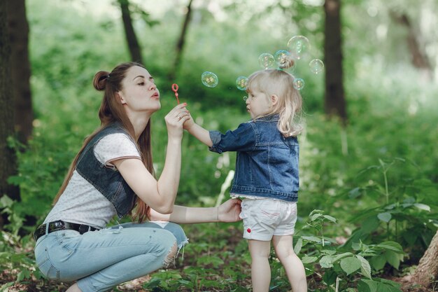 Madre e hija haciendo pompas de jabón