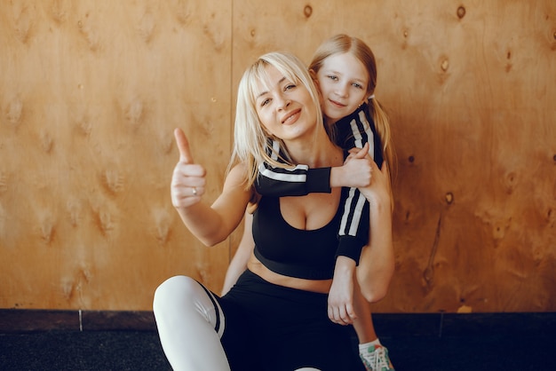 Madre e hija haciendo yoga en un estudio de yoga