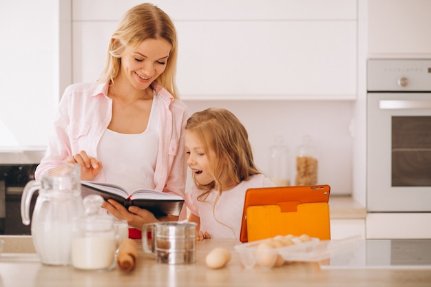 Madre e hija hornear en la cocina