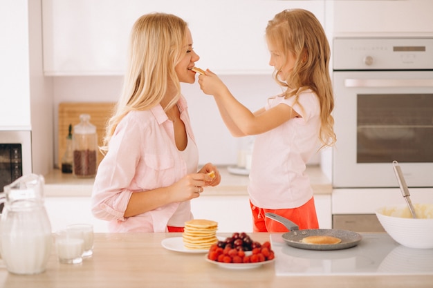 Madre e hija hornear panqueques