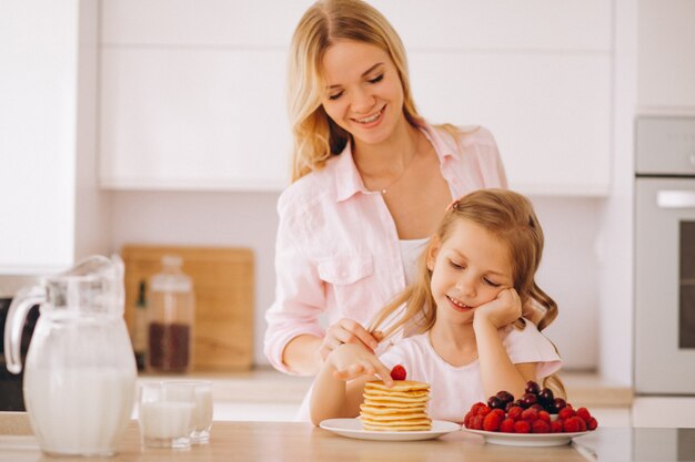 Madre e hija hornear panqueques