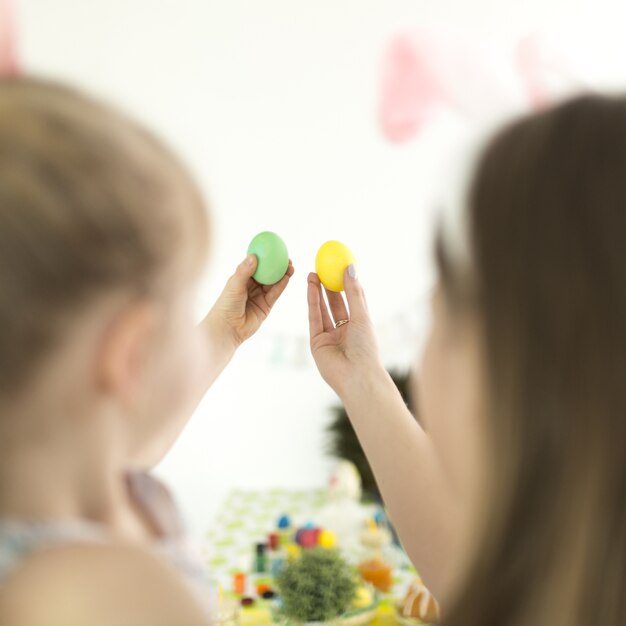 Madre e hija con huevos pintados