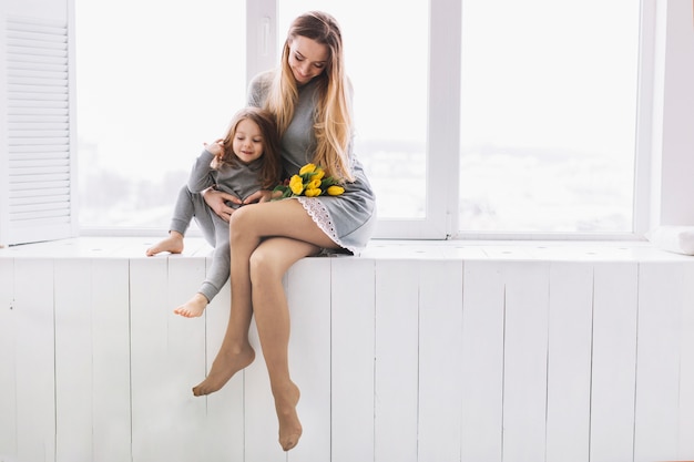 Foto gratuita madre e hija jóvenes